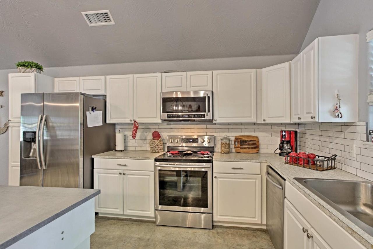 Modern Retreat With Gas Grill - Walk To Lake Texoma! Kingston Exterior photo
